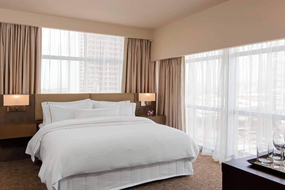 Business Suite, 1 King Bed photo 1