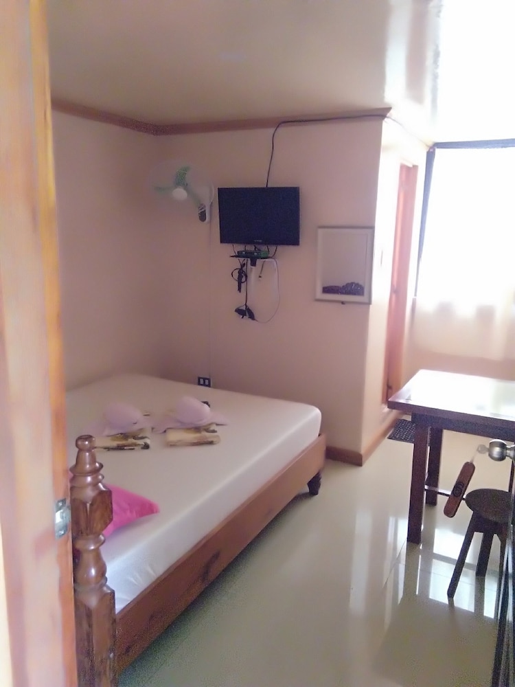 Deluxe Room, 1 King Bed, Non Smoking photo 2