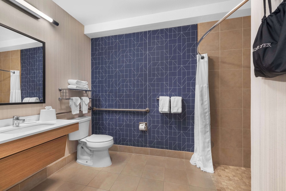 Room, 1 Double Bed, Accessible, Bathtub (Mobility, Hearing) - Photo 3