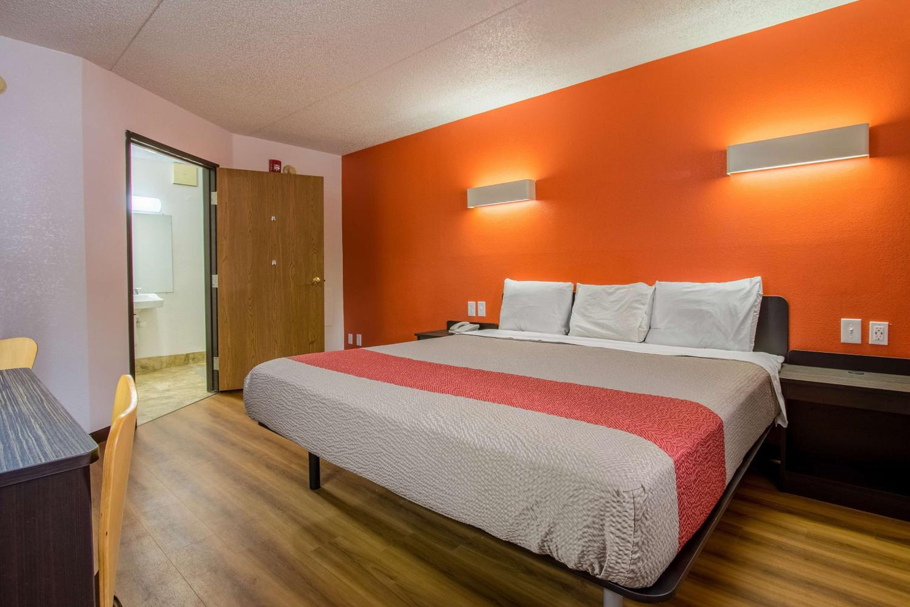 King Suite with Spa Bath - Non-Smoking - Photo 6