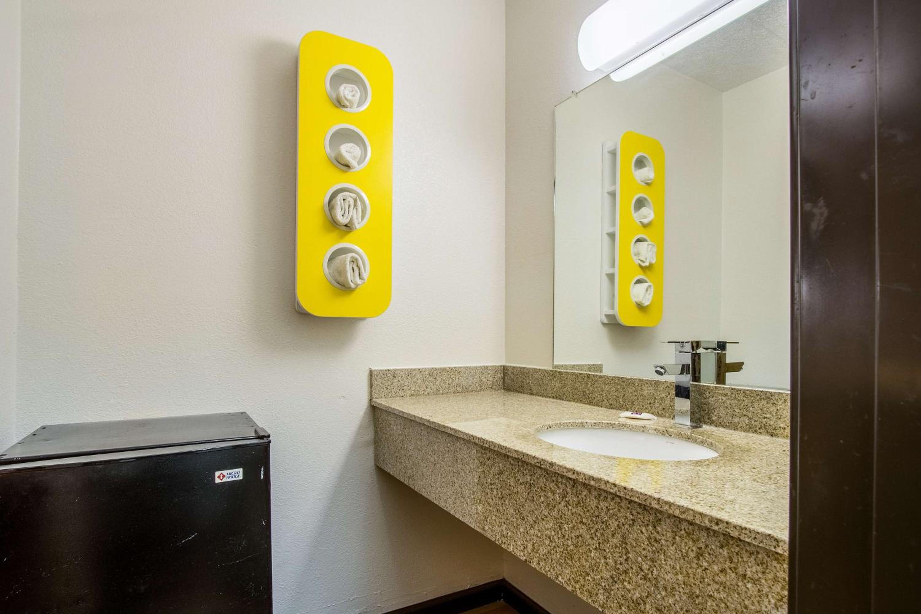 King Suite with Spa Bath - Non-Smoking - Photo 3