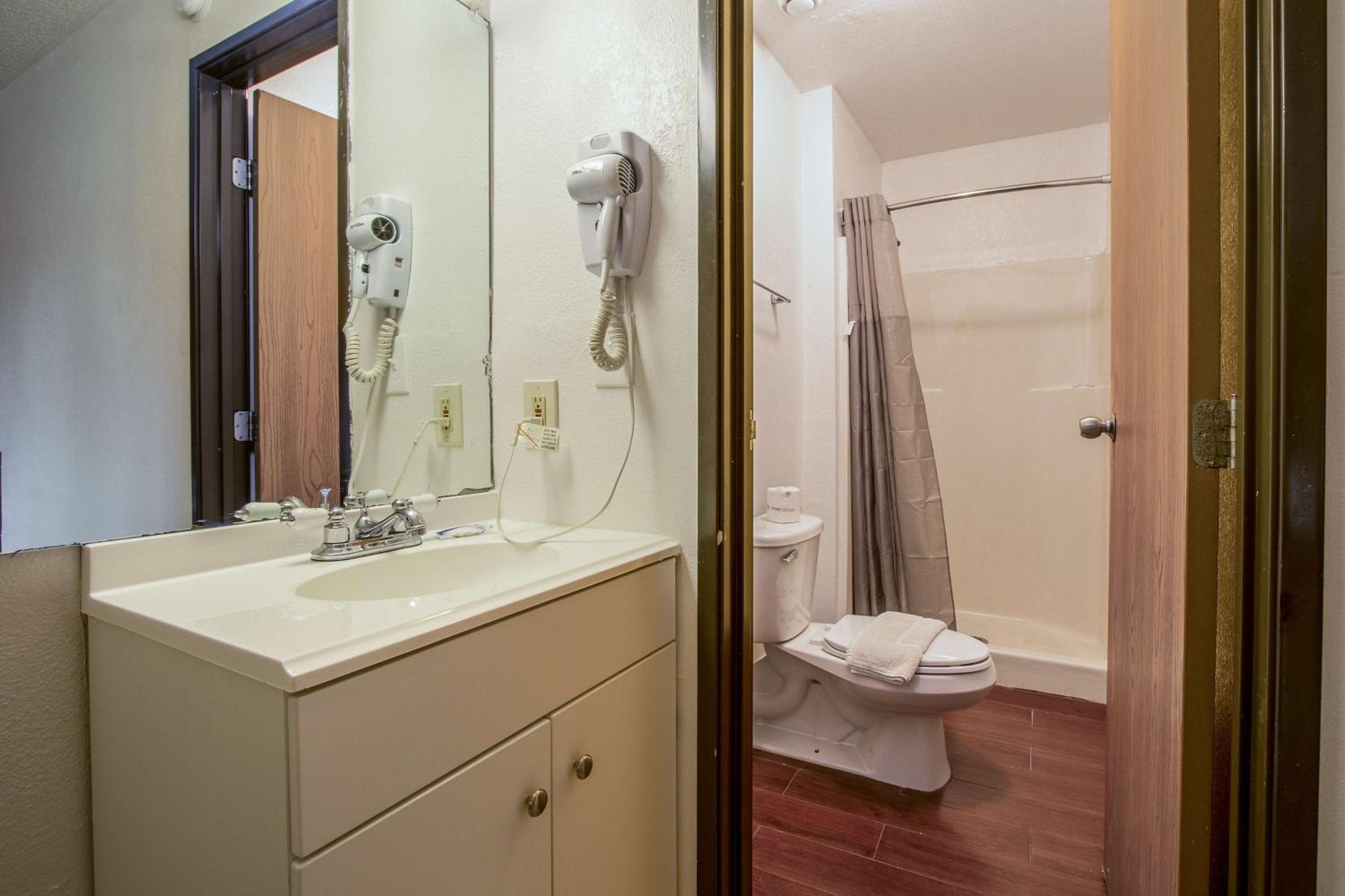 King Suite with Spa Bath - Non-Smoking - Photo 2