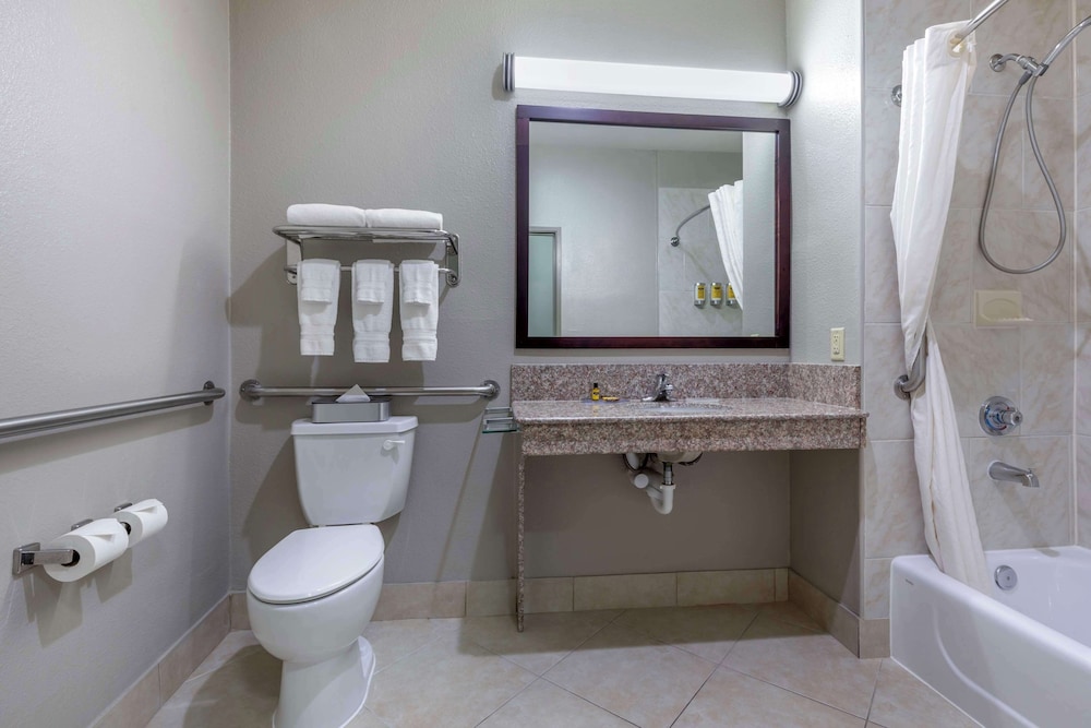 Standard Room, 2 Queen Beds, Accessible, Jetted Tub - Photo 4