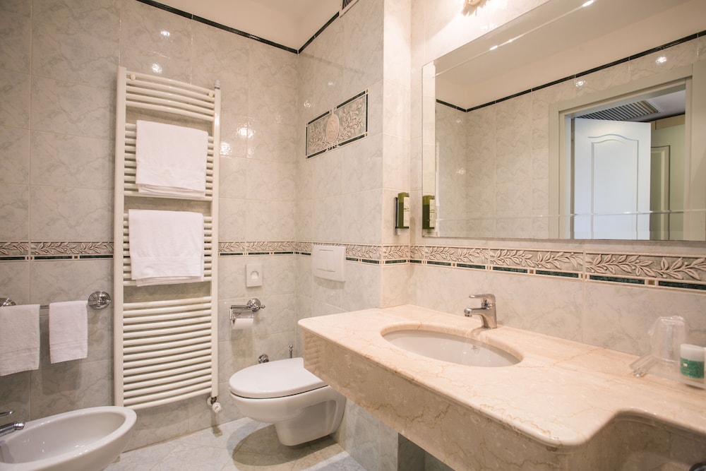 Standard Double or Twin Room - Photo 5