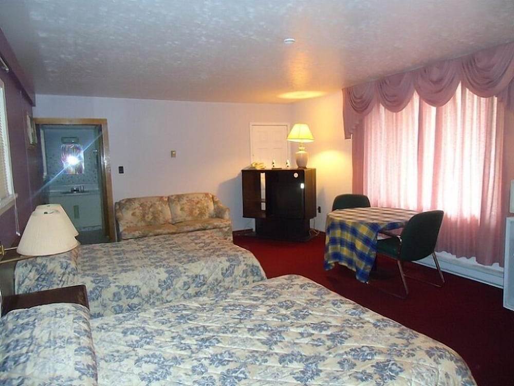 Classic Room, 1 King Bed, Smoking photo 3