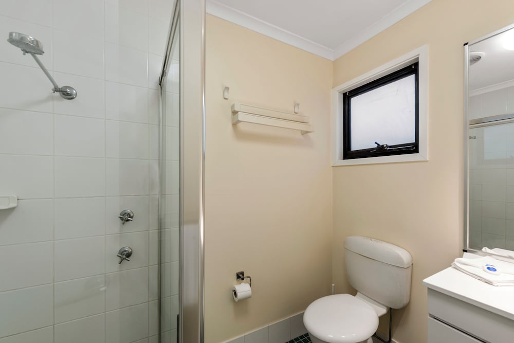 Deluxe 3 Bedroom Cabin - Sleeps 8 - Photo 4