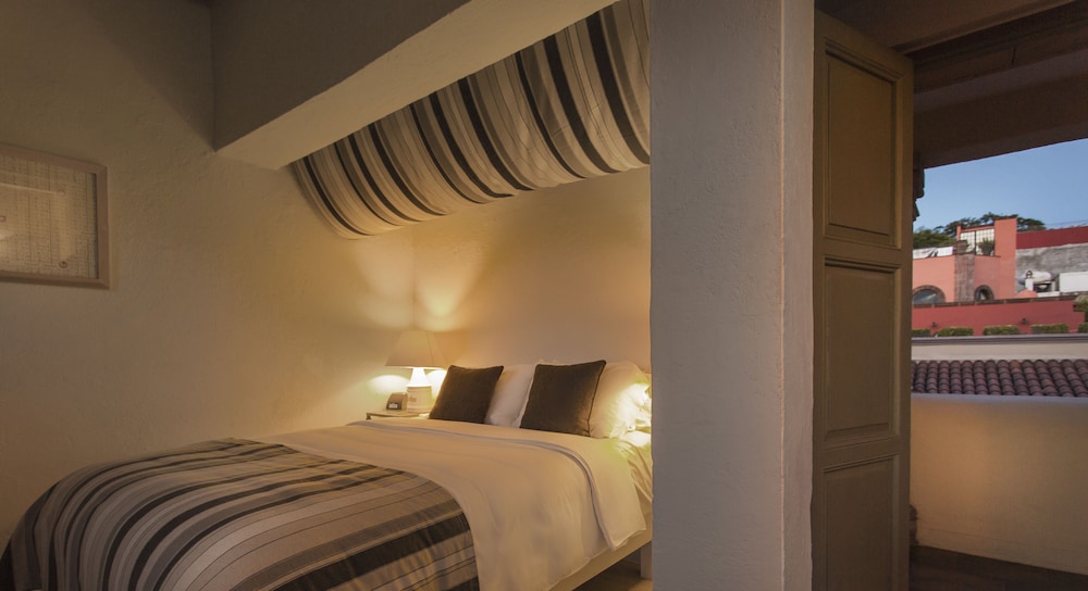 Deluxe Room, 1 Queen Bed, City View photo 3
