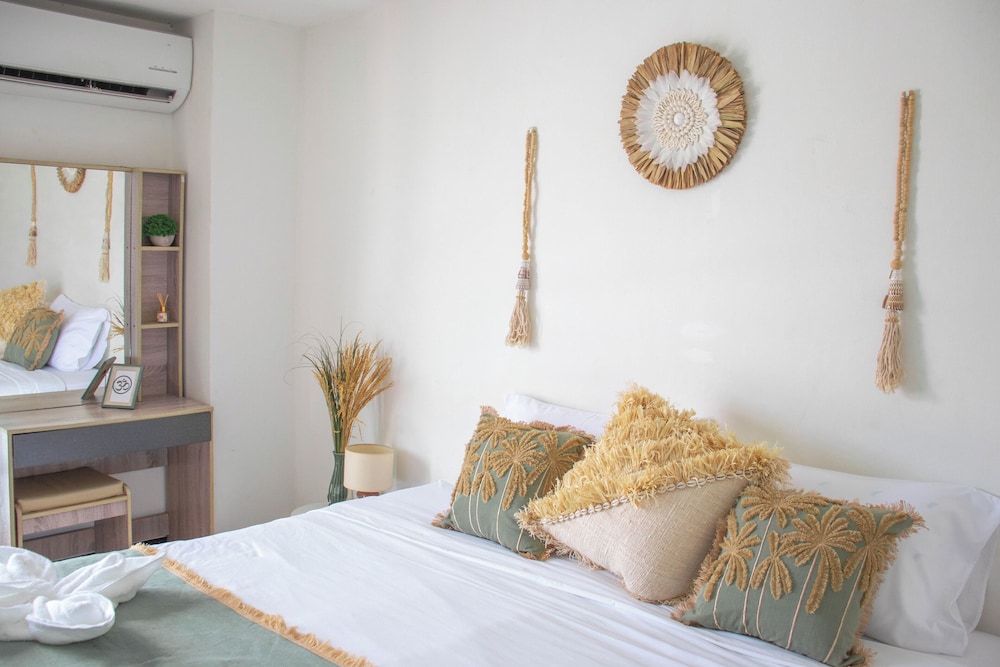 Deluxe Double Room with Bath - Photo 13