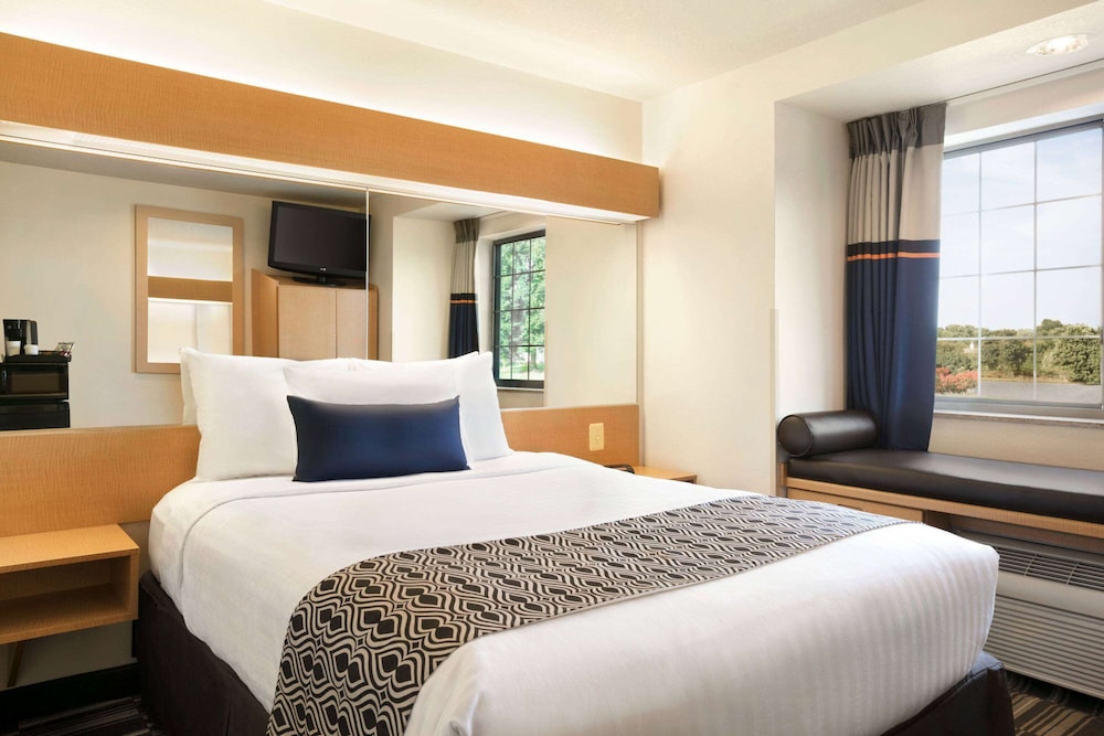 Room, 1 Queen Bed, Accessible, Non Smoking (Mobility Accessible) - Photo 1