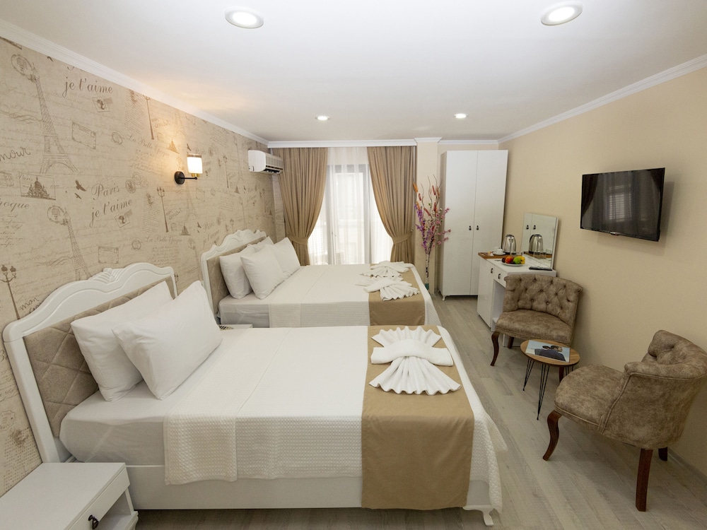 Deluxe Triple Room photo 3