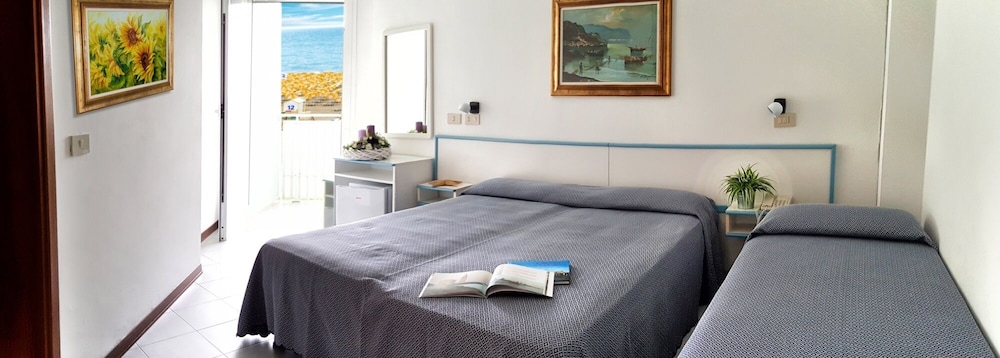 Standard Triple Room, Sea View photo 1