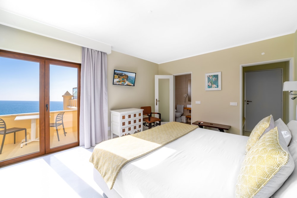 Deluxe Double or Twin Room, Terrace, Sea View photo 1