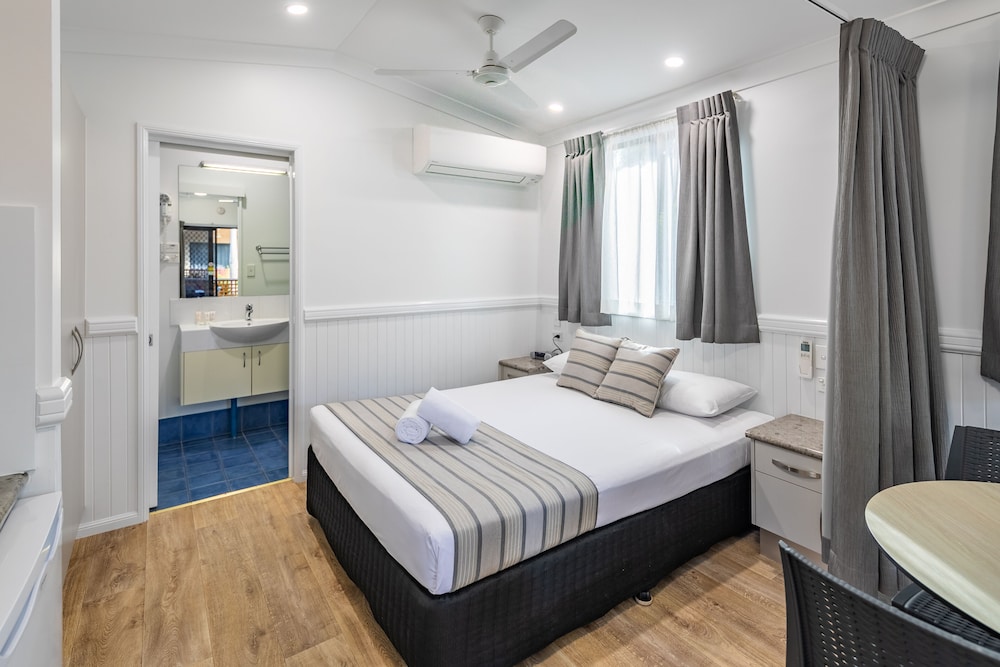 Tropical Ensuite Cabin - a queen bed, set of bunks and a pullout mattress