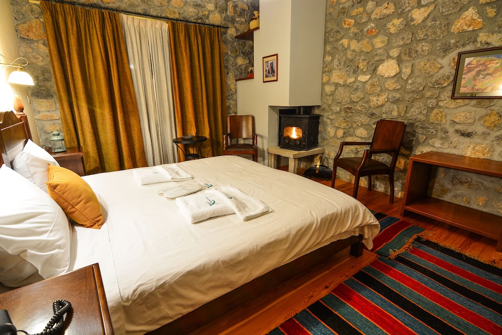 Double Room, Fireplace, Mountain View photo 3