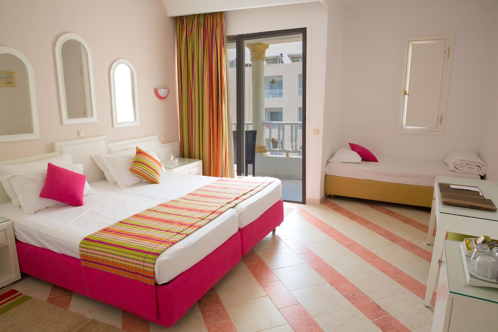 Standard Room, Multiple Beds, Balcony, Sea View - Photo 7
