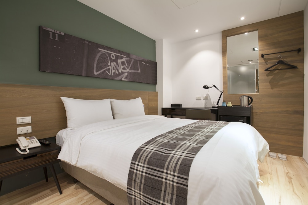 Economy Room, 1 Queen Bed