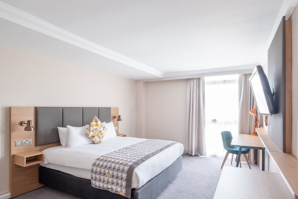 Premium Room, 1 King Bed (Stocked Minibar) - Photo 4