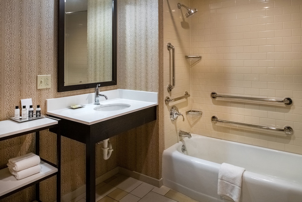 Deluxe Room, 1 King Bed - Photo 7