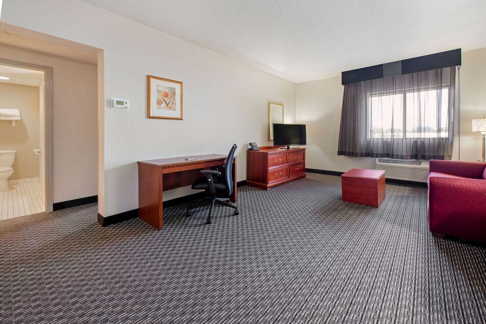 Deluxe Room, 1 King Bed, Non Smoking (Deluxe Executive Room) - Photo 11