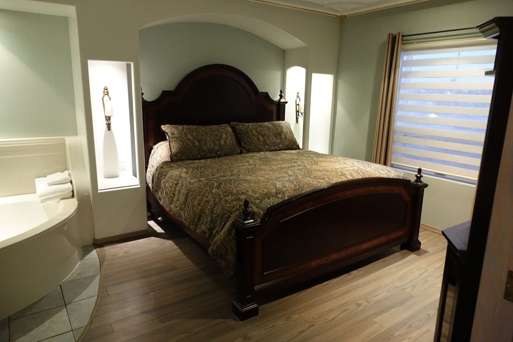 Suite, 1 King Bed With Sofa Bed (Louis) photo 2