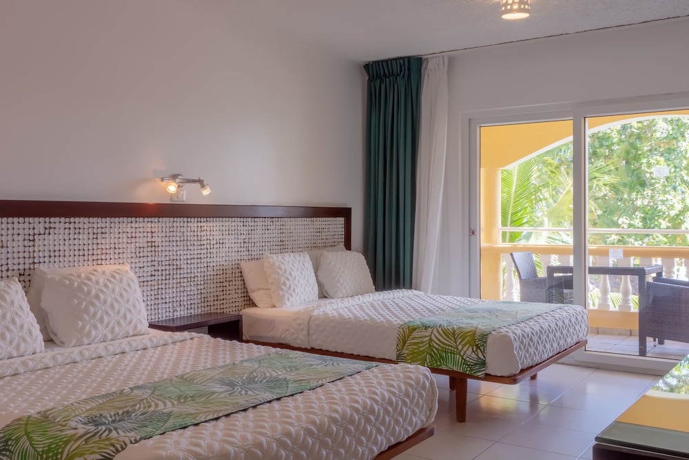 Comfort Room (Oceanfront) thumbnail 6