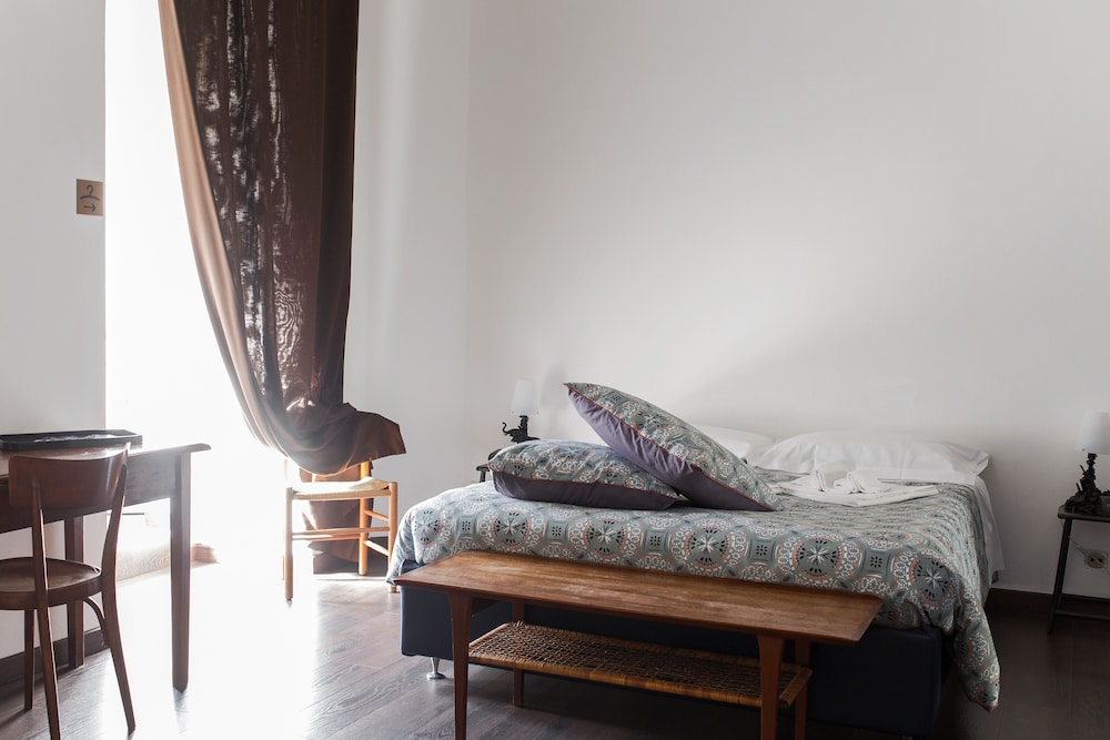 Exclusive Double Room, 1 Queen Bed, Private Bathroom, Courtyard View photo 1