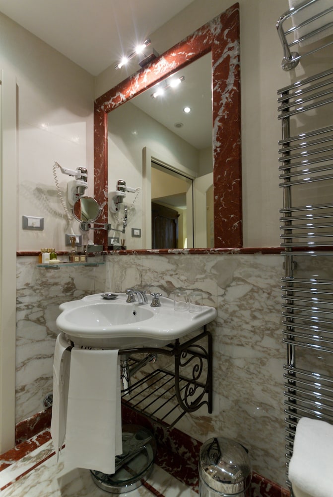 Deluxe Room - Photo 11