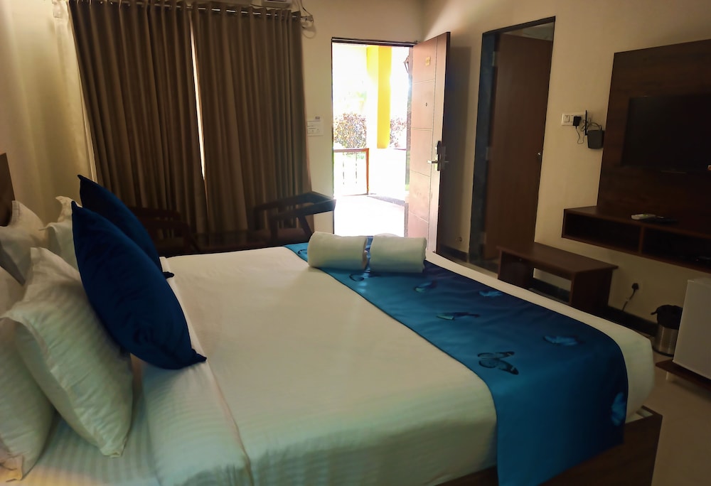 Premier Room with Sit out - Photo 8