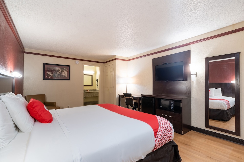Room, 1 King Bed, Smoking photo 2
