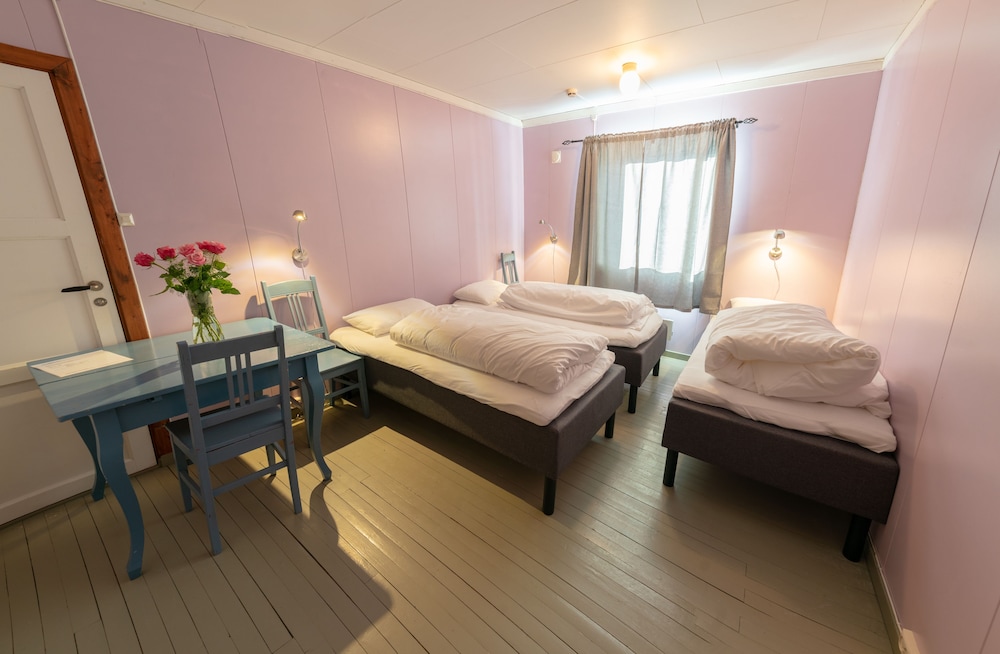 Basic Room, 2 Twin Beds, Shared Bathroom