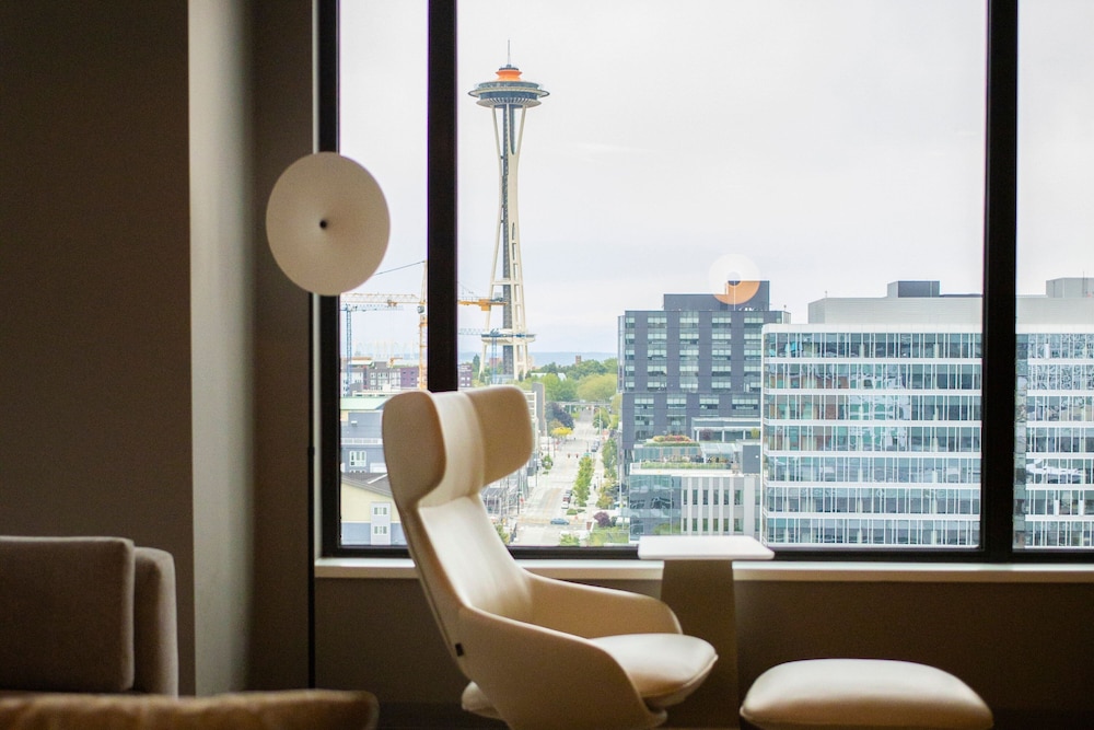 Space Needle View , 2 Queen Beds, ADA Mobility & Hearing w/ Roll-in Shower thumbnail 6