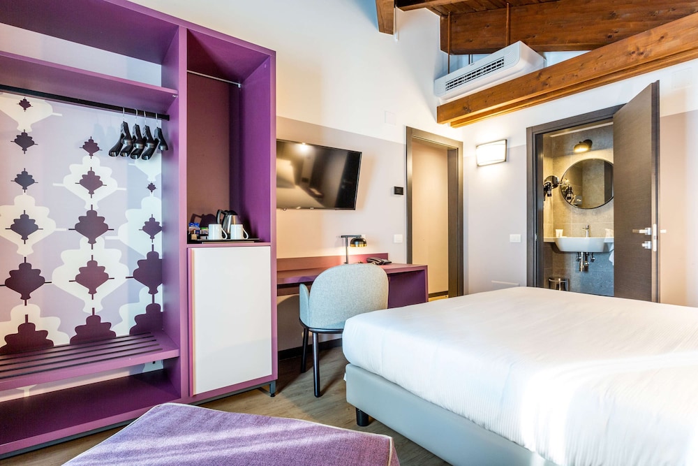 Superior Room, 1 King Bed, Non Smoking (with Single Sofabed) - Photo 6