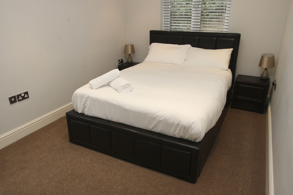 City Apartment, 2 Bedrooms photo 2