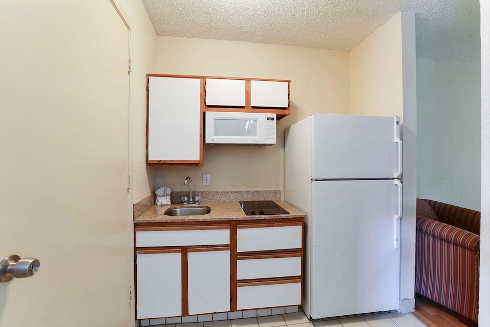 Deluxe Suite, 1 King Bed, Non Smoking, Kitchenette - Photo 9