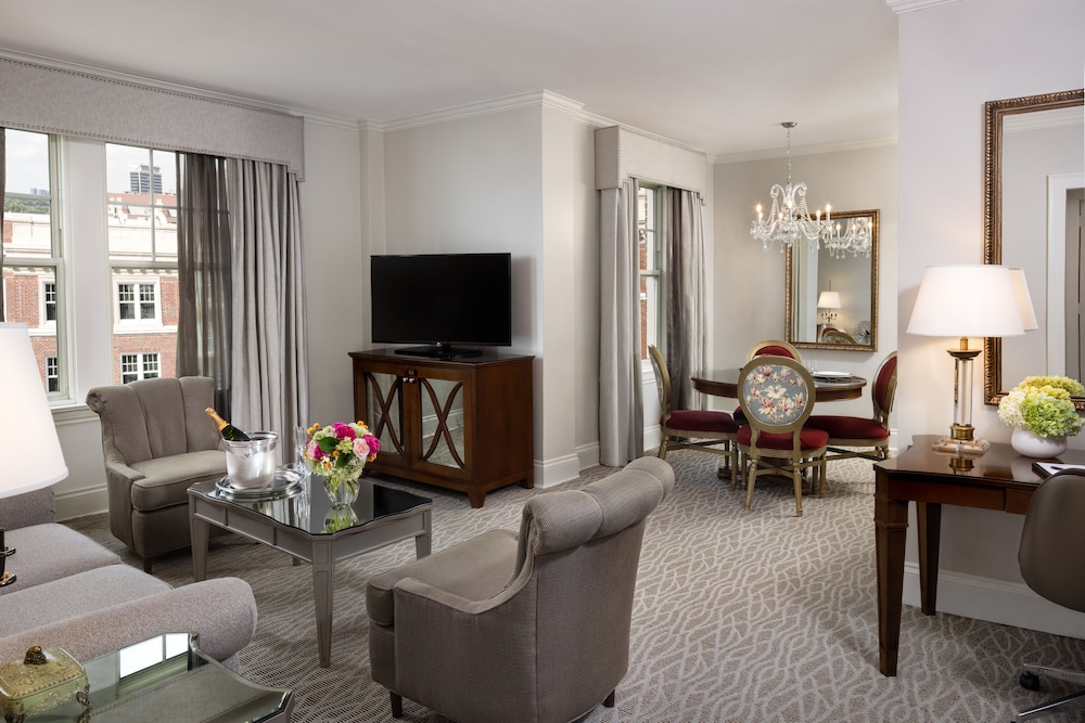 Deluxe Suite - Photo 1