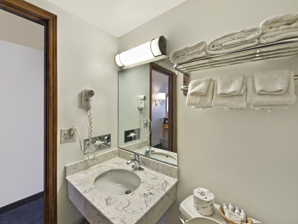 Deluxe Room, 1 Queen Bed, Accessible photo 2