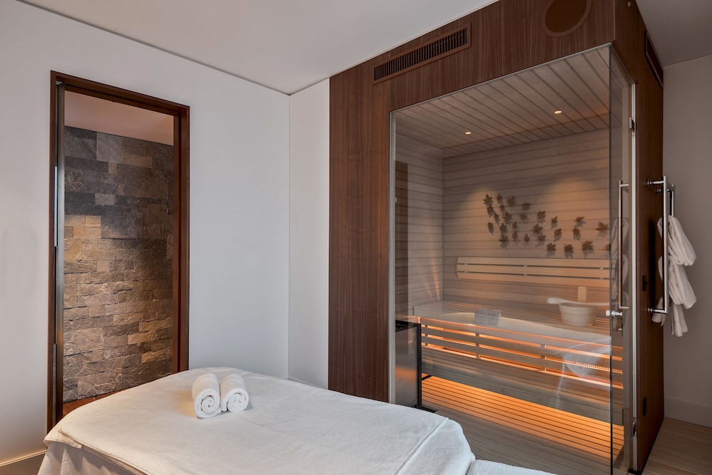 Contemporary Lake view Spa Suite with Spa Access, photo 6