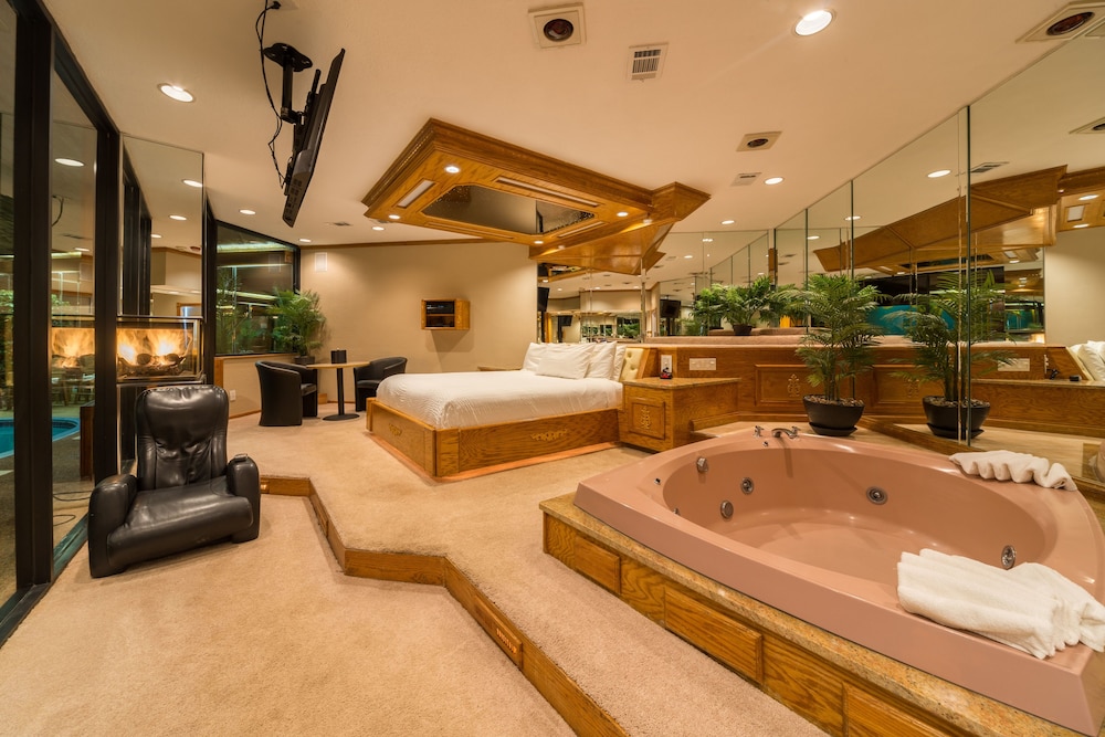 Majestic Swimming Pool photo 1