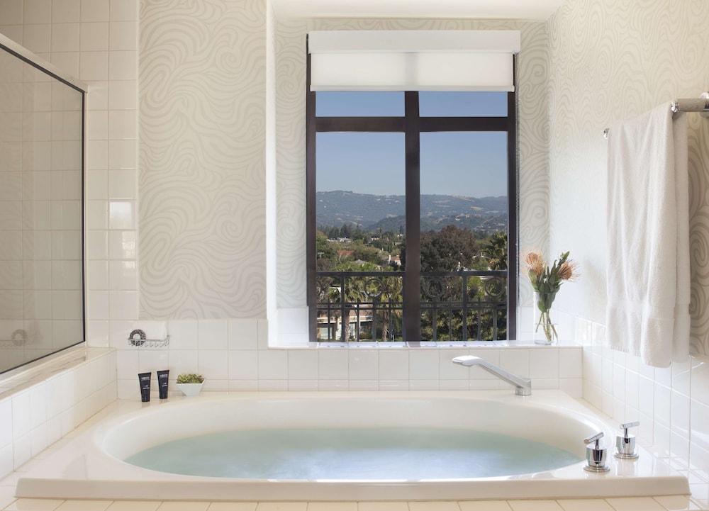 Basic Suite, 1 King Bed, Non Smoking - Photo 3