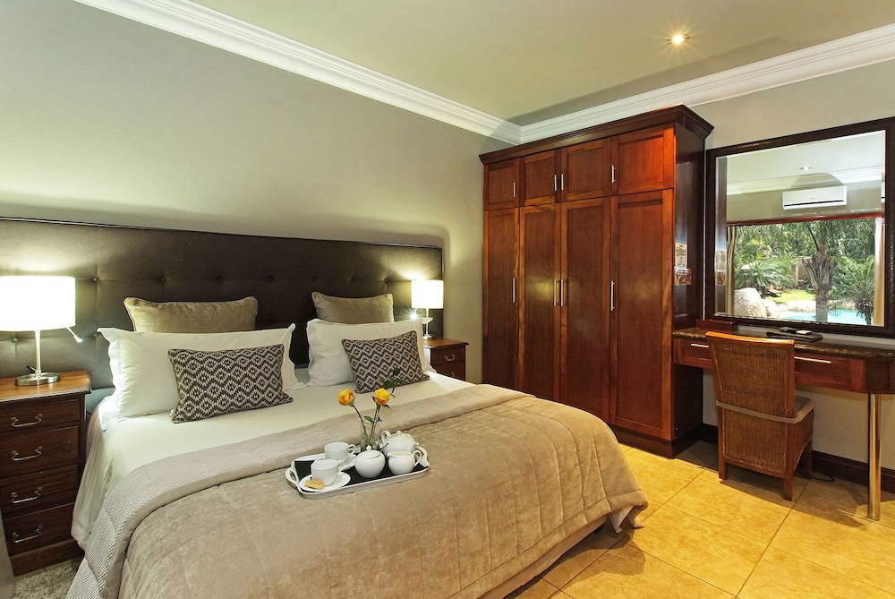 Deluxe Honeymoon Suite photo 2