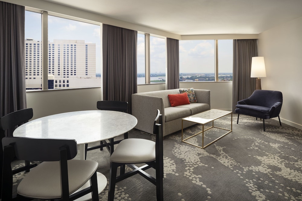 Urban, Suite, 1 King Bed, River View, Corner - Photo 5