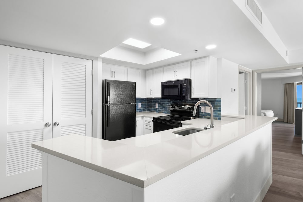 Mariner Oceanfront Deluxe Two Bedroom Condo - Photo 10