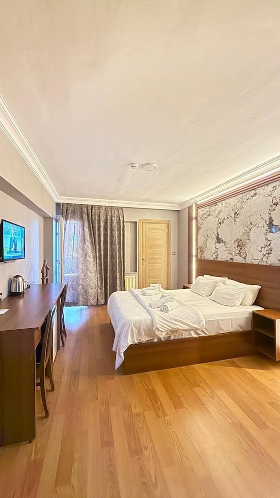 Deluxe Room, 1 Queen Bed photo 1