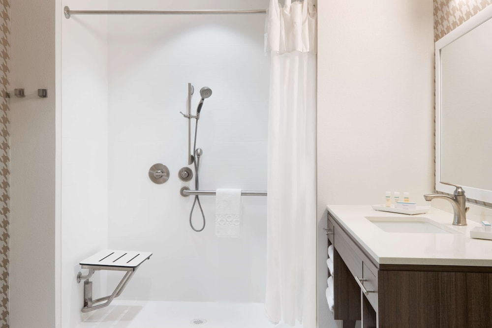 Studio, 1 King Bed, Accessible, Bathtub - Photo 6