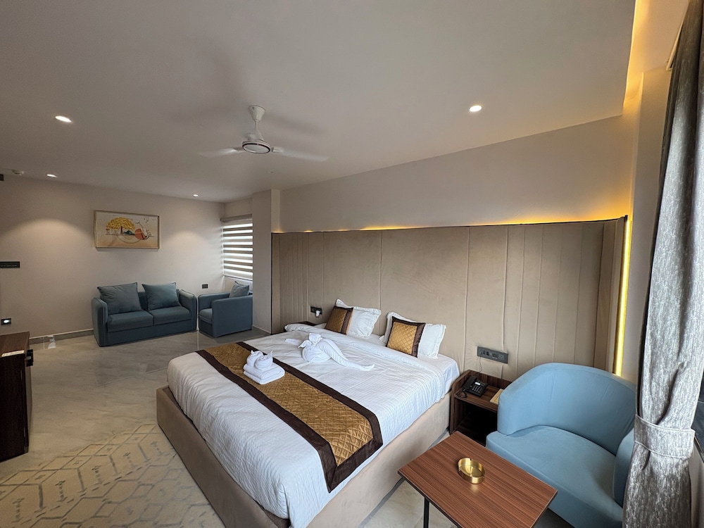 Luxury Suite, City View