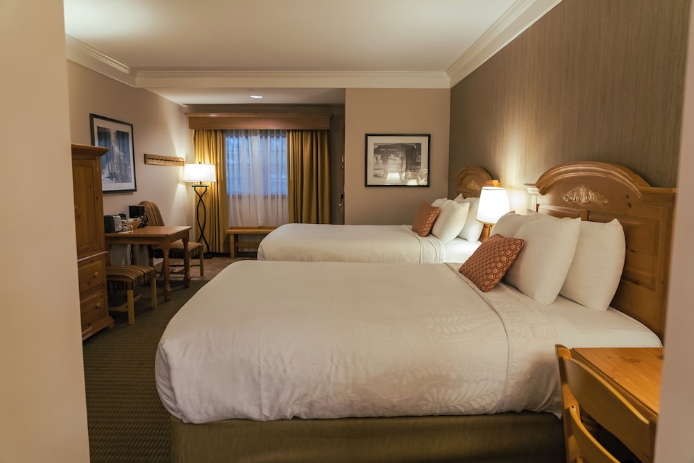 Business Room, 2 Queen Beds, Refrigerator, Ground Floor