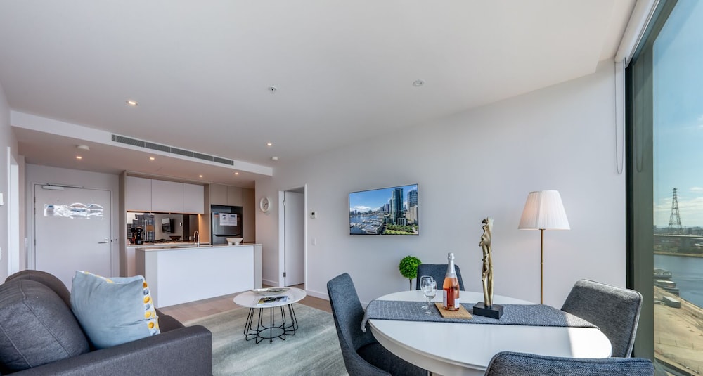 2 Bedroom 2 Bathroom Apartment with Stadium & Harbour Views - Photo 4