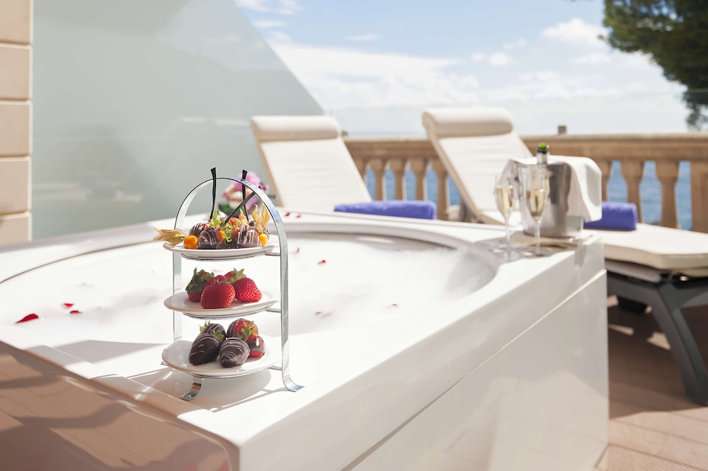 Deluxe Room, Hot Tub, Sea View thumbnail 6