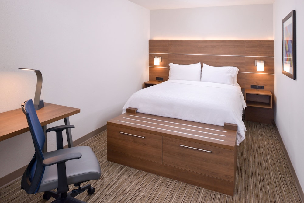 Suite, 2 Bedrooms - Photo 1