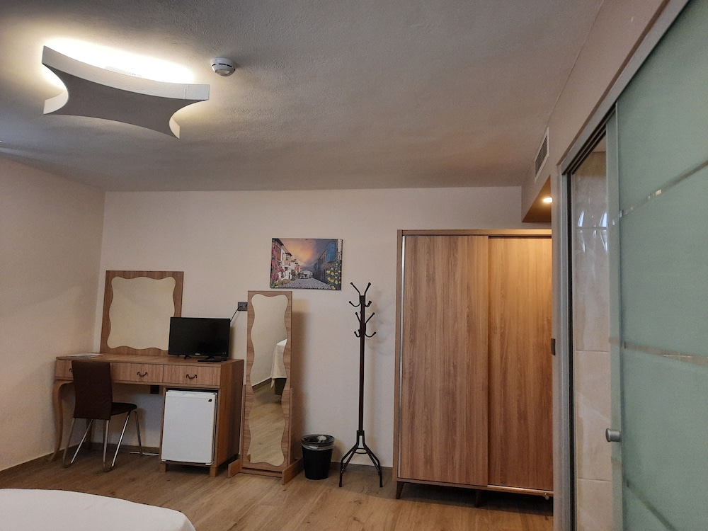 Triple Room, Half Basement photo 2